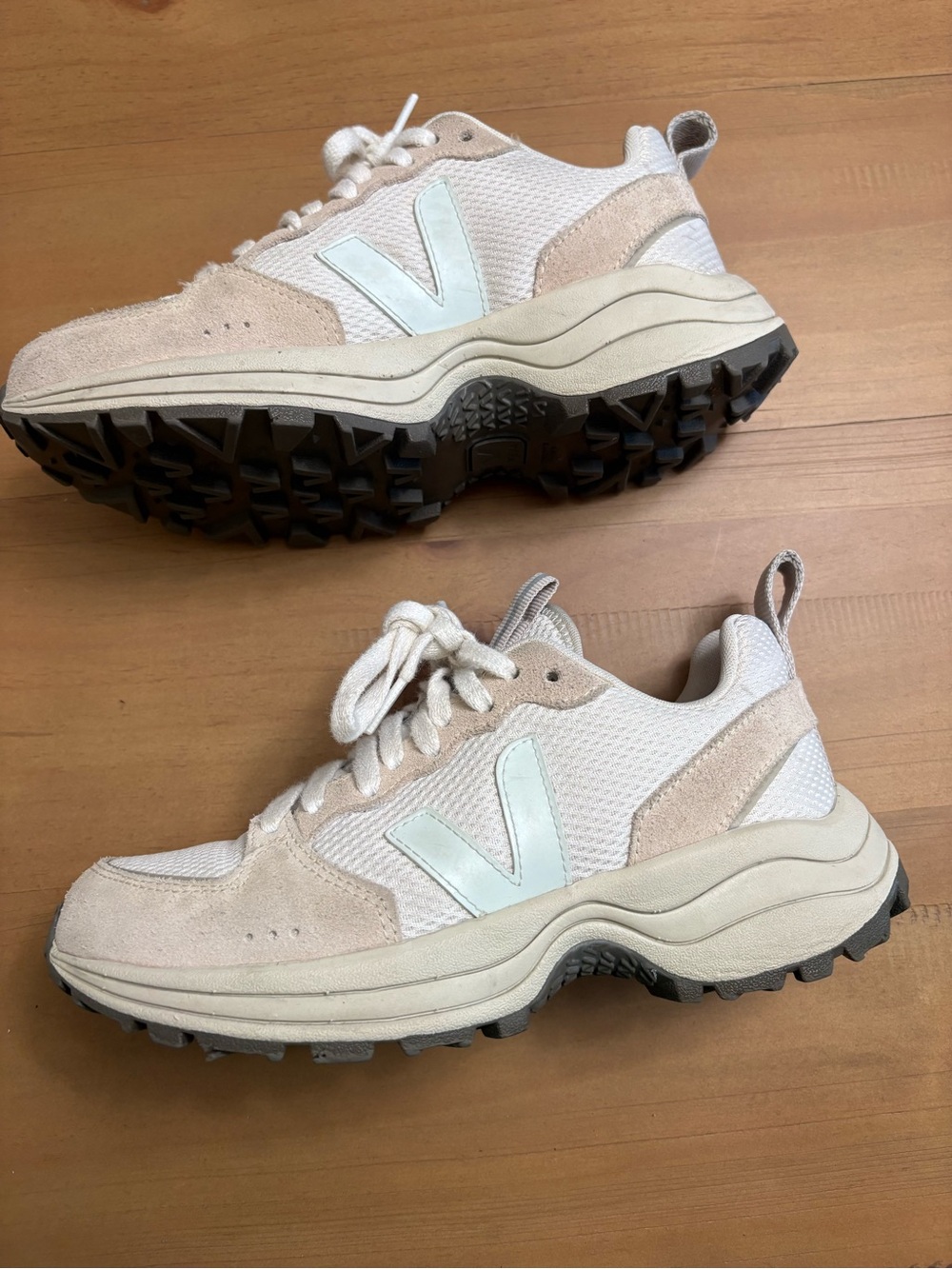 Veja Women's Venturi Sneaker - Picture 2 of 8